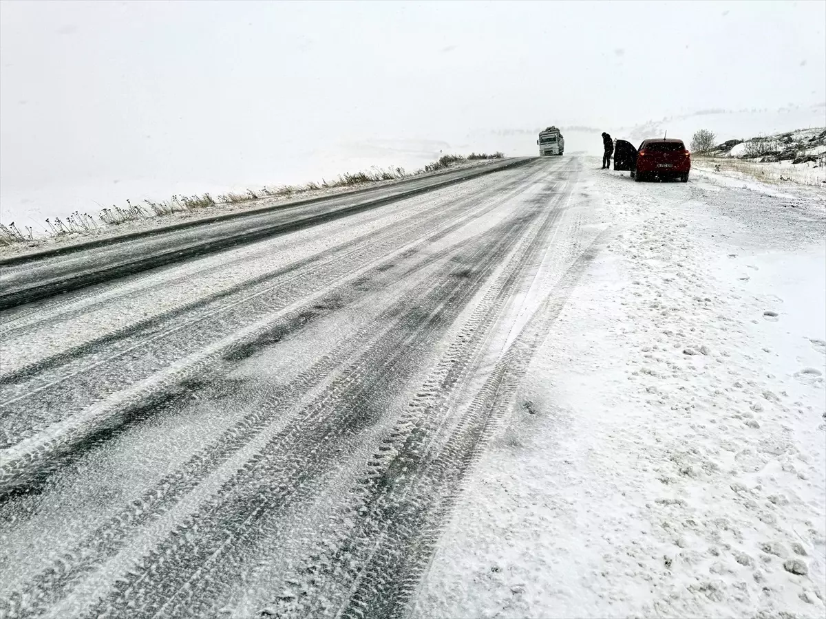 Ardahan’da Kar ve Buzlanma Nedeniyle Araçlar Yolda Kaldı